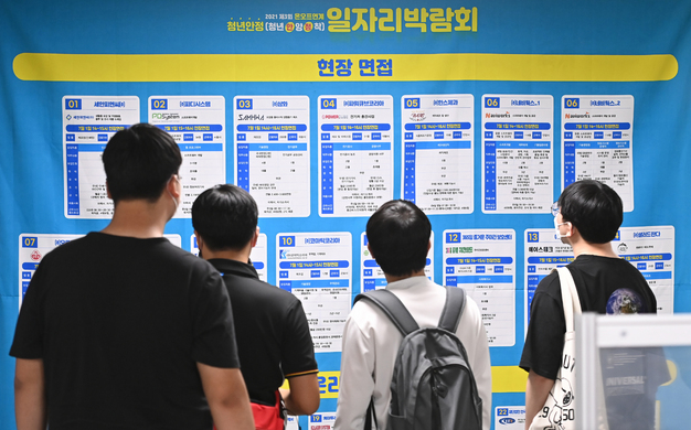 1일 오후 경기도 안양시청에서 열린 '청년층 고용을 위한 일자리박람회’에서 구직자들이 취업정보 게시판을 살펴보고 있다. 이날 오뚜기, 네비웍스, 한스제과 등 23개 구인기업이 참여해 소프트웨어 개발, 설계, 제조, 서비스 등 분야에서 100명을 채용할 계획이다. 