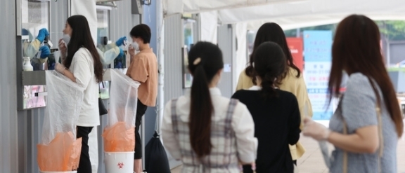 23일 오전 서울 중구 서울광장에 마련된 코로나19 임시선별검사소에서 시민들이 검사를 받고 있다. 2021.08.23.