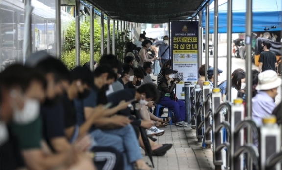 0시 기준 국내 코로나19 신규확진자가 1,418명으로 집계된 23일 오전 서울 관악구보건소에 설치된 코로나19 선별진료소를 찾은 시민들이 검사를 받기 위해 대기하고 있다. 2021.08.23.