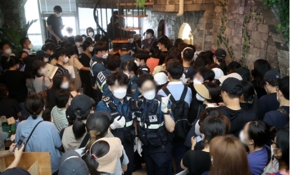 13일 서울 영등포구에 위치한 '머지포인트' 운영사 머지플러스 본사에서 포인트 환불을 요구하는 고객들이 몰려 상황이 혼잡해 경찰이 현장을 통제하고 있다. 2021.08.13.