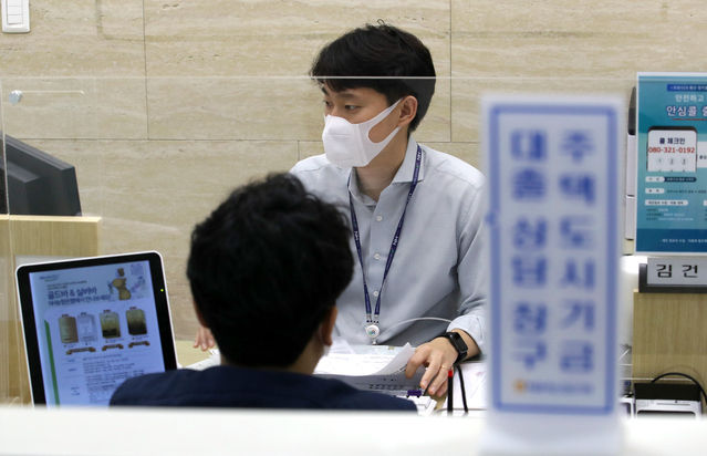 NH농협은행이 24일부터 11월 30일까지 신용대출을 제외한 신규 가계 부동산담보대출을 전면 중단한다. 사진은 지난 20일 오후 서울 중구 NH농협은행 본점 대출 창구에서 한 시민이 업무를 보는 모습. 2021.08.20.