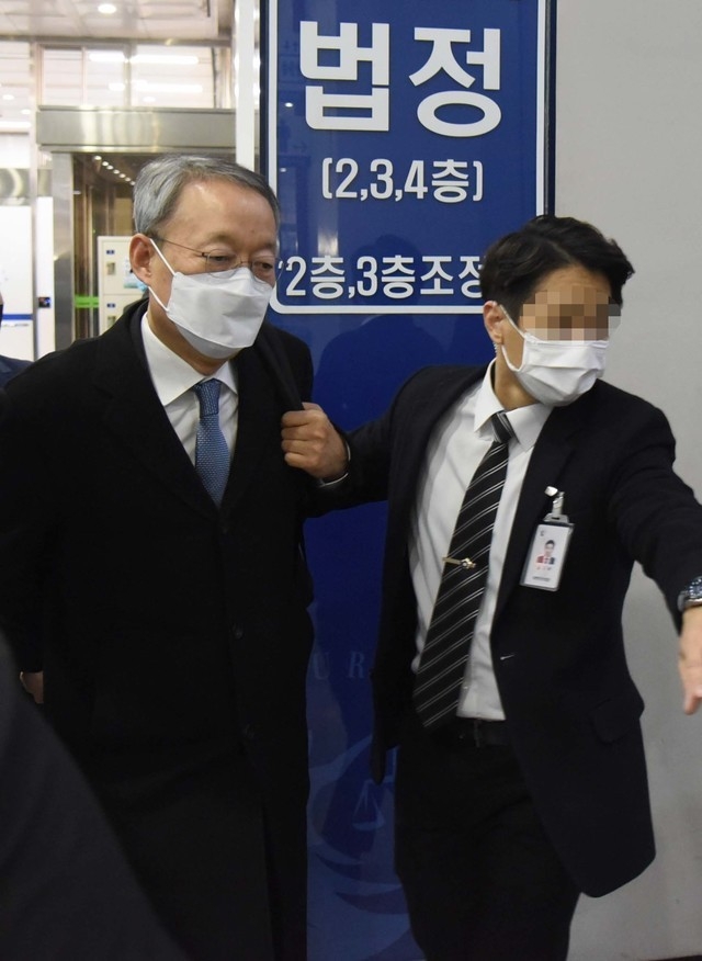 백운규 전 산업통상자원부 장관이 8일 오후 2시 20분께 영장실질심사를 위해 대전지법 301호 법정으로 걸어가고 있다. (사진=오마이뉴스 제공) 2021.02.08. *재판매 및 DB 금지