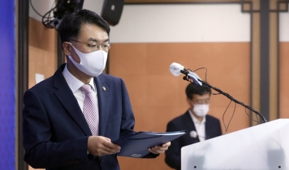 윤성원 국토교통부 제1차관이 25일 오전 정부세종청사에서 공공택지 사전청약 확대방안과 태릉지구·과천청사 대체지 추진 방안 등을 발표하기 위해 단상에 오르고 있다.2021.08.25.
