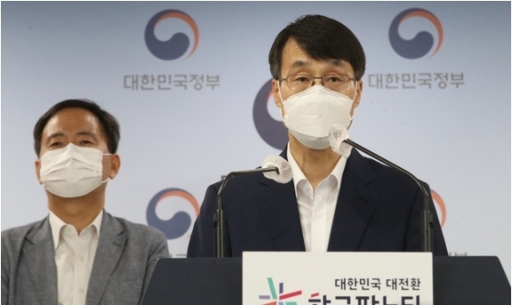 최성유 여성가족부 청소년정책관이 25일 오전 서울 종로구 정부서울청사 합동브리핑실에서 셧다운제도 폐지 및 청소년의 건강한 게임이용 환경 조성 방안에 대해 브리핑하고 있다. 왼쪽은 김영수 문화체육관광부 콘텐츠정책국장. 2021.08.25.