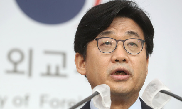 최종문 외교부 제2차관이 25일 오전 서울 종로구 외교부 청사 합동브리핑실에서 아프가니스탄 현지인 조력자 국내 이송과 관련해 브리핑을 하고 있다. 외교부는 우리나라에 협조해온 아프가니스탄 현지인 직원과 가족 380여명이 26일 국내에 도착한다고 밝혔다. (공동취재사진)