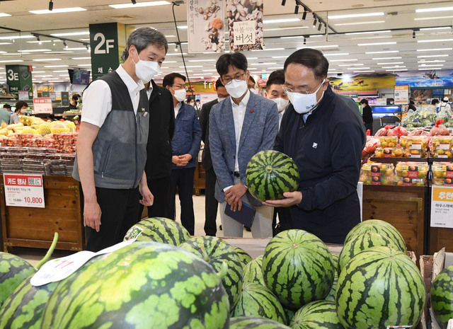 홍남기 경제부총리 겸 기획재정부 장관이 3일 오후 대전 서구 이마트 둔산점을 찾아 수입계란 판매 상황 및 농축산물 가격동향을 점검하고 있다. (사진 = 기획재정부 제공) 2021.08.03. *재판매 및 DB 금지