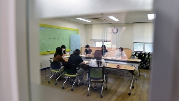 3일 오후 영남대학교 경산캠퍼스 학생지원센터에서 열린 '코로나 블루 극복 위한 심리 방역 상담'에 참가한 학생들이 그림 돌려 그리기 체험을 하고 있다. 영남대 학생상담센터는 코로나19 상황으로 인해 불안, 우울, 스트레스 등의 어려움을 겪고 있는 학생들을 대상으로 미술, 원예, 조향 작업 등을 활용한 집단 상담 프로그램을 운영하고 있다. 2021.08.03.