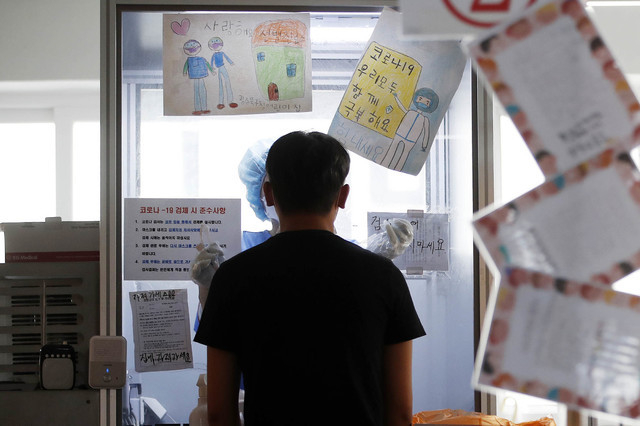 25일 광주 북구 용봉동 코로나19 선별진료소에서 보건소 의료진들이 검체를 채취하고 있다. (사진=광주 북구 제공) 2021.08.25. *재판매 및 DB 금지