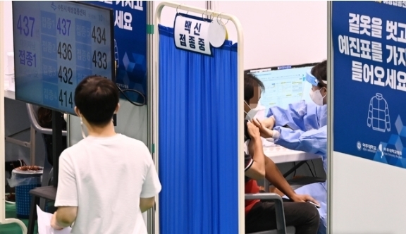 18세에서 49세 사이 연령층을 대상으로 코로나19 백신 접종이 시작된 26일 오전 경기도 수원시 아주대학교 실내체육관에 마련된 코로나19 예방접종센터에서 백신 접종이 진행되고 있다. 2021.08.26.