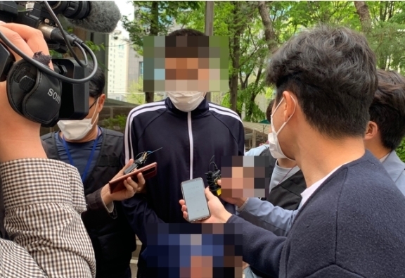 지난 4월24일 상해 혐의로 입건된 20대 A씨가 피의자 구속 전 피의자 심문(영장실질심사)을 위해 서울서부지법에 들어서고 있다. 2021.04.24.