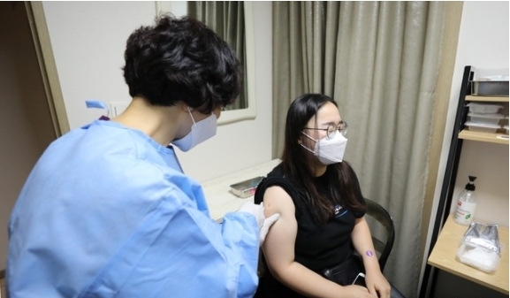 청장년층(18∼49세) 백신 접종이 시작된 26일 오전 서울 관악구 사랑의병원에서 한 시민이 화이자 백신을 접종하고 있다. 2021.08.26.