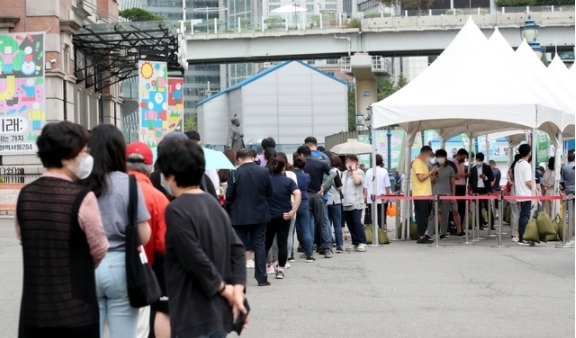 코로나19 일일 신규 확진자 수가 2,155명으로 집계된 25일 오후 서울 중구 서울역에 마련된 임시선별검사소에서 시민들이 검사를 기다리고 있다. 2021.08.25.