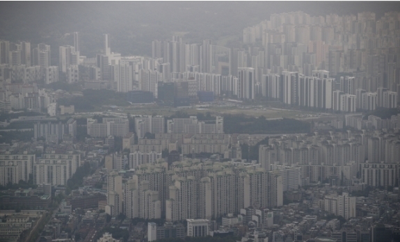 26일 오후 서울 송파구 롯데월드타워 전망대 서울스카이에서 바라본 서울시내 아파트의 모습. 2021.08.26.