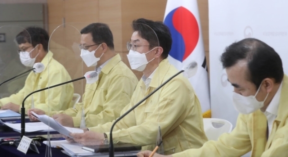 이억원 기획재정부 제1차관이 26일 서울 종로구 정부서울청사 합동브리핑실에서 열린 제44차 비상경제 중대본 회의 정례브리핑에서 발언하고 있다. (공동취재사진) 2021.08.26.