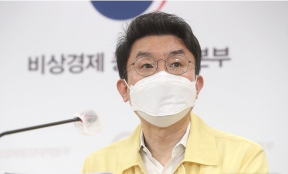 이억원 기획재정부 제1차관이 26일 서울 종로구 정부서울청사 합동브리핑실에서 열린 제44차 비상경제 중대본 회의 정례브리핑에서 발언하고 있다. (공동취재사진) 2021.08.26.