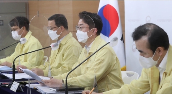 이억원 기획재정부 제1차관이 26일 서울 종로구 정부서울청사 합동브리핑실에서 열린 제44차 비상경제 중대본 회의 정례브리핑에서 발언하고 있다. (공동취재사진) 2021.08.26.