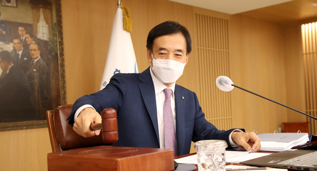 이주열 한국은행 총재가 26일 오전 서울 중구 한국은행에서 열린 금융통화위원회 본회의에서 회의를 주재하며 의사봉을 두드리고 있다. (사진=한국은행 제공) 