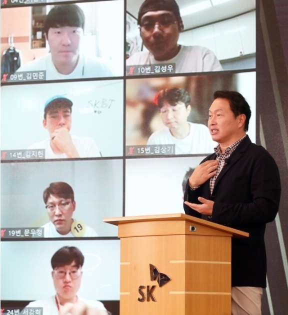 최태원 SK그룹 회장이 지난 26일 경기도 이천 SKMS연구소에서 열린 '이천포럼 2021' 폐막 세션에서 마무리 발언을 하고 있다.(사진=SK 제공) 2021.8.27.