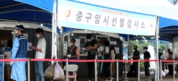 코로나19 신규 확진자가 1841명 발생한 27일 오전 서울 중구 서울역광장에 마련된 임시선별검사소에서 시민들이 검사를 받기위해 대기하고 있다. 2021.08.27.
