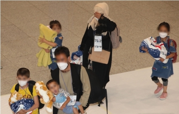 한국 정부와 협력한 아프간 현지 조력자 입국 대상 391명 중 378명이 입국한 지난 26일 오후 인천국제공항 제1여객터미널에서 아프가니스탄인들이 입국장을 빠져나가고 있다. '특별 공로자' 신분으로 입국한 아프간 조력자 391명은 충북 진천 소재 국가공무원인재개발원에서 6주 가량 머물 예정이다. 2021.08.26.