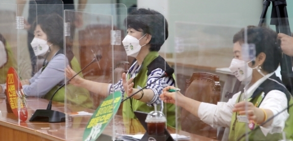 송금희 보건의료노조 사무처장(가운데)이 26일 오후 서울 서초구 건강보험심사평가원 대회의실에서 열린 보건복지부와 보건의료노조의 제11차 노정 실무교섭에서 발언하고 있다. 2021.08.26.