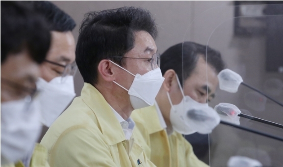 이억원 기획재정부 제1차관이 26일 서울 종로구 정부서울청사 합동브리핑실에서 열린 제44차 비상경제 중대본 회의 정례브리핑에서 발언하고 있다. 2021.08.26.