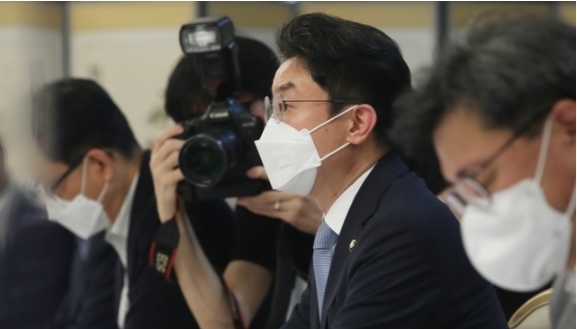 이억원 기획재정부 제1차관이 27일 오전 서울 종로구 정부서울청사에서 열린 제29차 혁신성장 전략점검회의 겸 코로나 정책점검회의 겸 한국판뉴딜 점검 TF 겸 제24차 물가관계차관회의에 참석해 발언하고 있다. (공동취재사진) 2021.08.27.