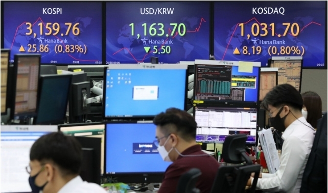 코스피가 전 거래일(3133.90)보다 26.97포인트(0.86%) 오른 3160.87에 출발한 30일 오전 서울 중구 하나은행 딜링룸에서 딜러들이 업무를 보고 있다. 이날 코스닥지수는 전 거래일(1023.51)보다 7.14포인트(0.70%) 오른 1030.65에, 원·달러 환율은 전 거래일(1169.2원)보다 6.5원 내린 1162.7원에 출발했다. 2021.08.30.
