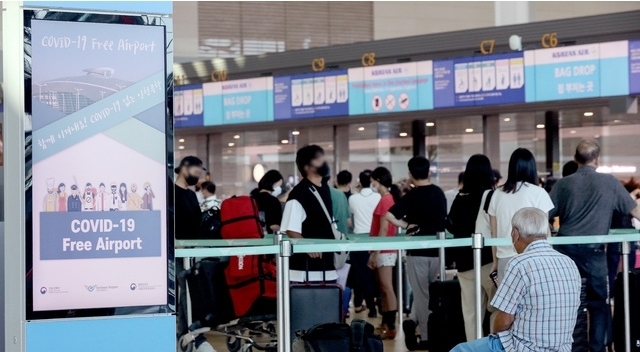0시 기준 1318명의 신규 코로나 확진자가 발생한 지난달 26일 오전 인천국제공항 제2터미널이 탑승 수속을 기다리는 시민들로 붐비고 있다. 2021.07.26.
