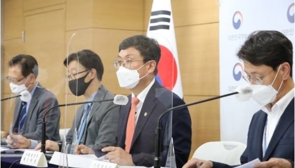 안도걸 기획재정부 제2차관이 31일 서울 종로구 정부서울청사 합동브리핑실에서 공공기관 경영평가제도 개선방안에 대한 브리핑을 하고 있다. 왼쪽부터 배근호 한국조세재정연구원 공공기관연구센터 소장, 김준기 서울대 교수, 안도걸 차관, 김윤상 기획재정부 공공정책국장. 2021.08.31.
