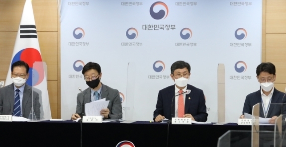 안도걸 기획재정부 제2차관이 31일 서울 종로구 정부서울청사 합동브리핑실에서 공공기관 경영평가제도 개선방안에 대한 브리핑을 하고 있다. 왼쪽부터 배근호 한국조세재정연구원 공공기관연구센터 소장, 김준기 서울대 교수, 안도걸 차관, 김윤상 기획재정부 공공정책국장. 2021.08.31.