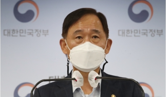 박화진 고용노동부 차관이 1일 서울 종로구 정부서울청사 합동브리핑실에서 고용보험 재정건전화 방안 발표를 하고 있다. 2021.09.01.