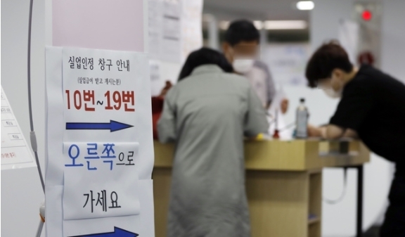 지난 7월 13일 서울서부고용복지플러스센터를 찾은 구직자가 상담 전 문서를 작성하고 있다. 2021.07.13.