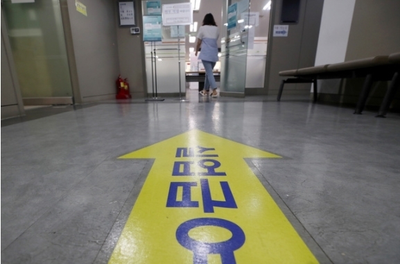 지난 7월 14일 오후 서울 마포구 서울서부고용복지플러스센터를 찾은 시민이 실업급여 상담을 받기 위해 이동하고 있다. 2021.07.14. 