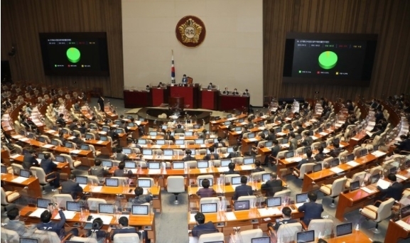31일 서울 여의도 국회에서 열린 본회의에서 전기통신사업법 일부개정법률안(대안)이 재석 188명 중 찬성 180명, 반대 0명, 기권 8명으로 통과되고 있다. (공동취재사진) 2021.08.31.