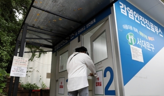 코로나19 신규 확진자가 2,025명으로 집계된 1일 오전 서울 서대문구보건소에 마련된 선별진료소에서 시민들이 검체실로 들어가고 있다. 2021.09.01.