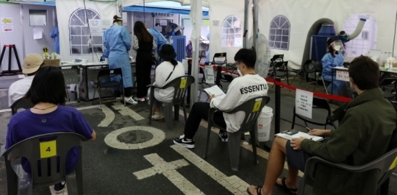 코로나19 신규 확진자가 2,025명으로 집계된 1일 오전 서울 서대문구보건소에 마련된 선별진료소에서 시민들이 검사 전 문진표를 작성하고 있다. 2021.09.01.