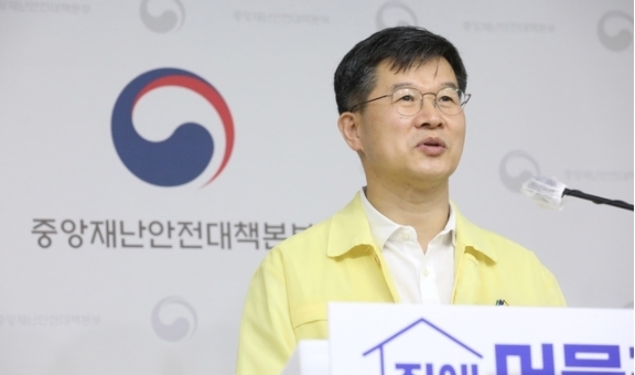 이기일 중앙재난안전대책본부 제1통제관(보건복지부 보건의료정책실장)이 지난달 20일 오전 정부세종청사에서 코로나19 대응 현황과 거리두기 연장 등을 발표하고 있다. 정부는 오는 23일부터 다음달 5일까지 2주간 수도권 4단계, 비수도권 3단계인 현행 거리두기를 연장한다고 밝혔다. 2021.08.20.