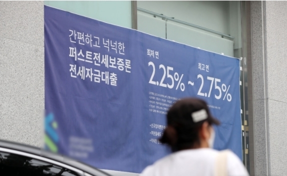 금융당국의 가계대출 조이기 압박이 거세지면서 은행 신용대출 증가 폭이 1주일 사이 6배로 뛰었다. 29일 금융권에 따르면 KB국민·신한·하나·우리·NH농협 5대 시중은행의 26일 기준 신용대출 잔액은 143조1804억원으로 지난 20일 이후 7일 만에 2조8820억원 불었다. 이는 직전 1주일 증가 폭(4679억원)의 약 6.2배다. 29일 서울 시내의 한 은행 영업점에 붙은 대출 안내문. 2021.08.29.