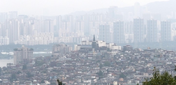 서울 남산에서 바라본 도심에 아파트와 주택들이 보이고 있다. 2021.08.30.