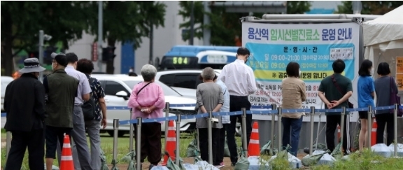 지난 1일 오후 서울 용산구 용산역 임시선별진료소에서 노인들이 코로나 검사를 받기 위해 줄 서 있다. 2021.09.01.