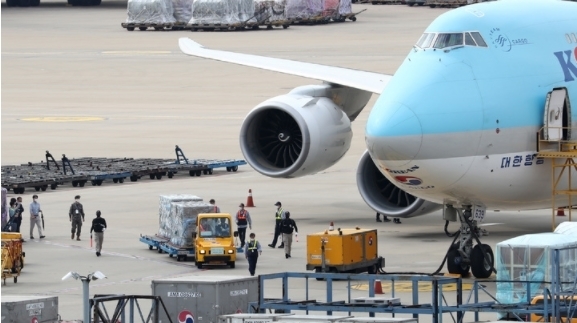 코로나19 모더나 백신이 2일 오후 인천공항 화물터미널에 도착해 백신수송 관계자들이 수송을 하고 있다. 2021.09.02.