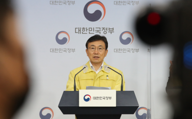  권덕철 중앙재난안전대책본부 1차장(보건복지부 장관)이 3일 오전 서울 종로구 정부서울청사 별관 합동브리핑룸에서 추석 연휴를 포함해 내주부터 4주간 적용할 방역 대책에 대해 발표하고 있다. 