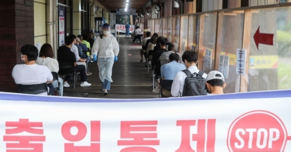 코로나19 신규 확진자가 2,050명으로 집계된 8일 오전 서울 송파구 보건소 선별진료소에서 시민들이 검사를 받기 위해 대기하고 있다. 2021.09.08.