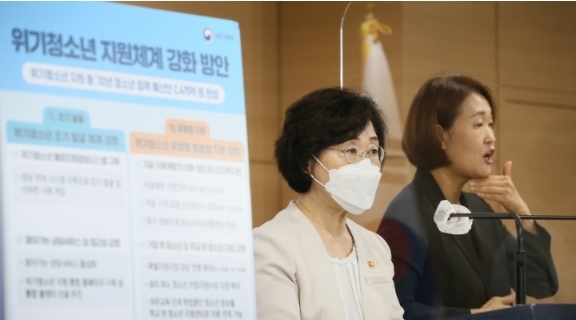 정영애 여성가족부 장관이 8일 오후 정부서울청사에서 '위기청소년 지원체계 강화방안'을 발표하고 있다. (사진=여성가족부 제공) 2021.9.8.