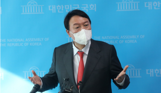 윤석열 국민의힘 대선 경선 예비후보가 8일 서울 여의도 국회 소통관에서 '고발 사주' 의혹 관련 기자회견을 하고 있다. (공동취재사진)