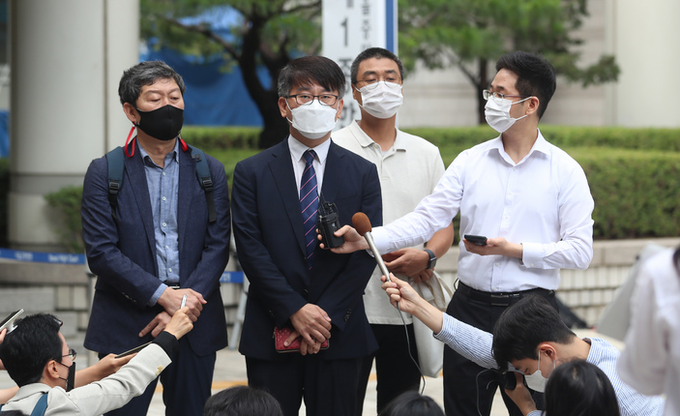  일본 강제징용 피해자의 자녀들이 일본 기업을 상대로 손해배상 소송을 냈지만 1심 법원이 이를 받아들이지 않았다. 8일 서울중앙지법 민사25단독 박성인 부장판사는 강제징용 피해자 자녀 A씨 등 4명이 일본제철을 상대로 낸 손해배상 청구 소송에서 원고 패소 판결했다. 사진은 판결 후 원고대리인 전범진(왼쪽 두번째) 변호사와 김영환(왼쪽) 민족문제연구소 대외협력실장이 취재진에 입장을 밝히는 모습.