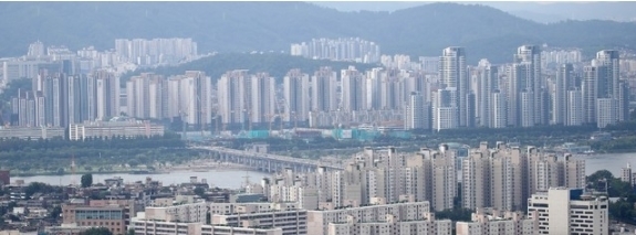  8월 첫째 주 서울 아파트 매매가격이 상승세를 이어가고 있다. 부동산 114에 따르면 이번 주 서울의 아파트 매매가격은 0.10% 상승했다. 또한 정부의 잇단 '고점 경고'에도 불구하고 서울 아파트 매수 심리는 꺾일 줄 모른다. 서울 아파트 매매수급지수는 107.9로 지난주보다 0.3포인트 상승했다. 한편 서울에서 20대 이하의 아파트 매수 비중이 두 달 연속 최고치를 경신한 것으로 나타났다. 이는 집값이 급등하자 빚을 내서라도 내 집 마련을 서두르는 젊은 층이 많이 늘어난 것으로 풀이된다. 8일 서울 시내 아파트 단지의 모습. 2021.08.08.