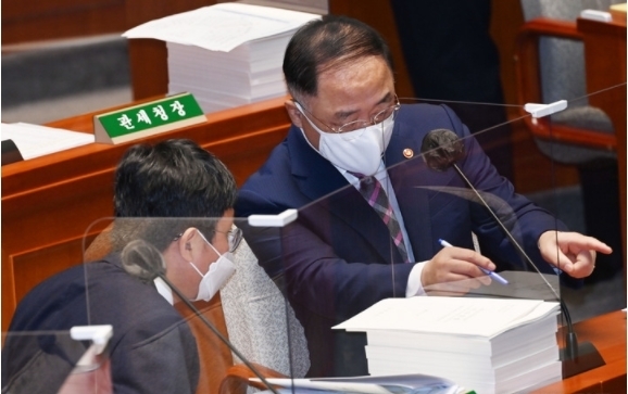 홍남기(오른쪽) 경제부총리 겸 기획재정부 장관이 6일 오전 국회에서 열린 예산결산위원회 전체회의에서 안도걸 차관과 이야기를 나누고 있다. (공동취재사진) 2021.09.06.