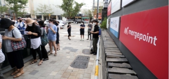 13일 서울 영등포구에 위치한 '머지포인트' 운영사 머지플러스 본사에서 포인트 환불을 요구하는 고객들이 줄을 서고 있다. 2021.08.13.